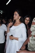 Deepika Padukone at the peace march for the Delhi victim in Mumbai on 29th Dec 2012 (186).JPG